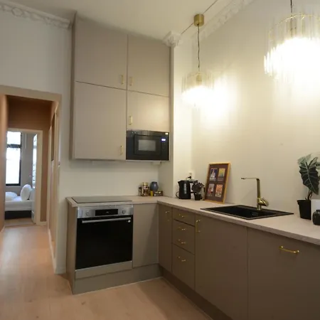- Sleeps 8 - 4br Near S *